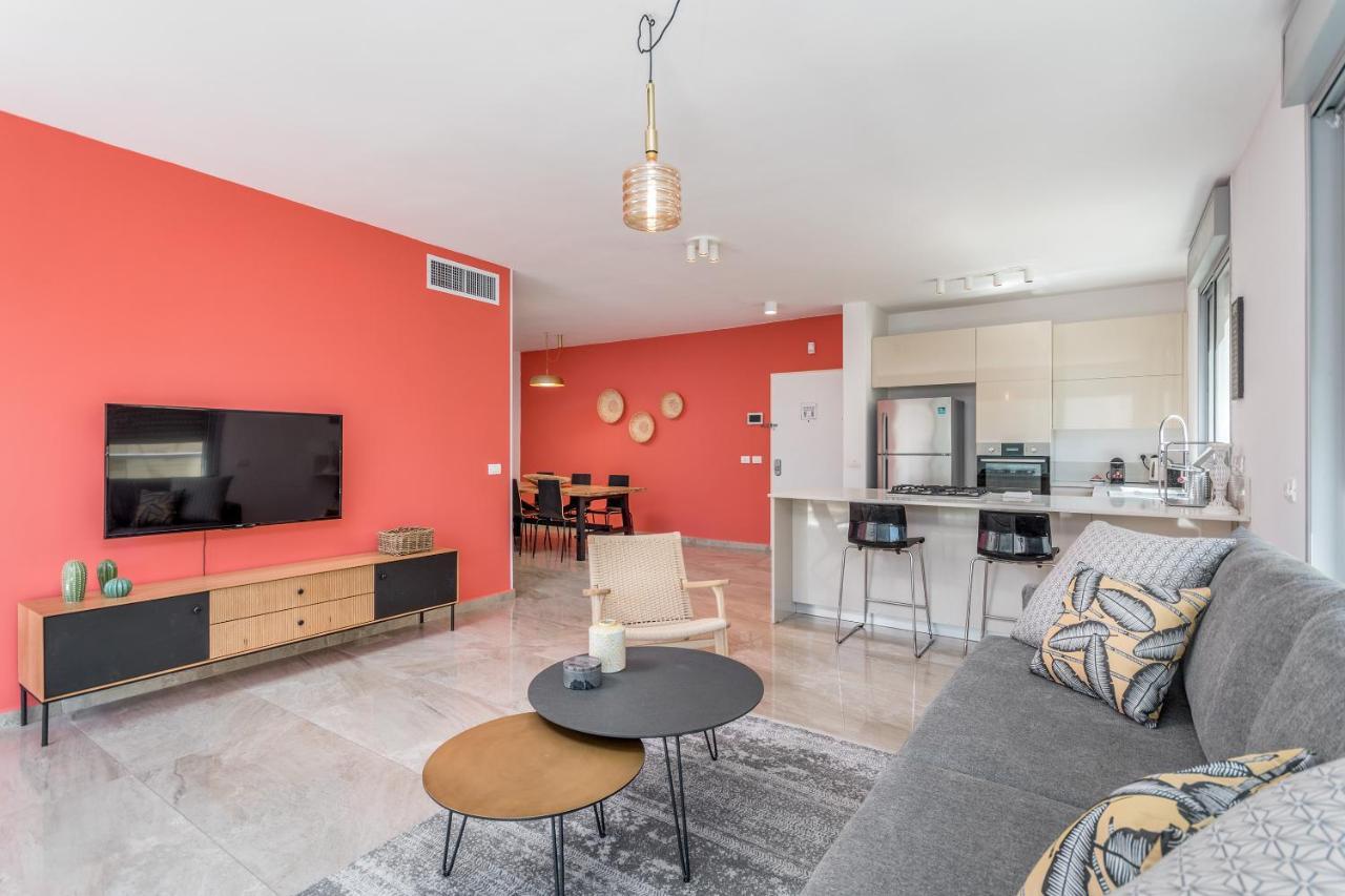 3 Bedrooms Apt Balcony & Parking Near Banana Beach Tel Aviv Exterior photo